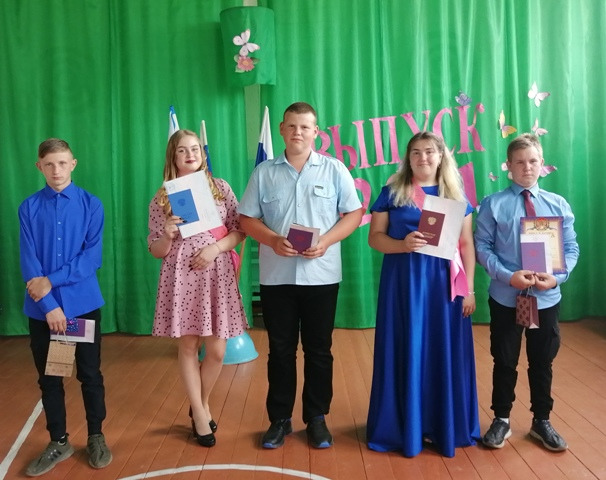 Торжественное вручение аттестатов выпускникам.